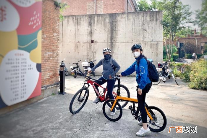 靳东的老婆是哪位，44岁靳东老婆罕见露面