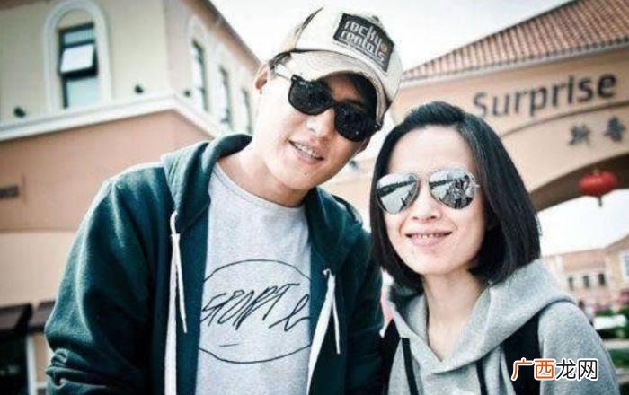 靳东的老婆是哪位，44岁靳东老婆罕见露面