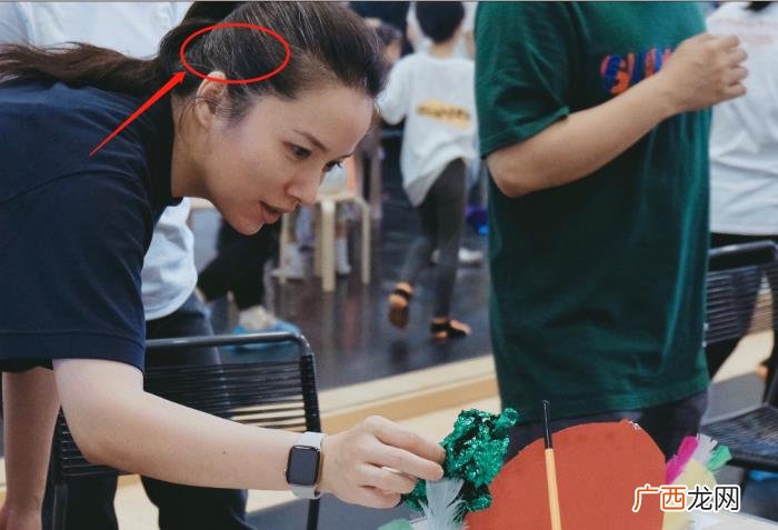 靳东的老婆是哪位，44岁靳东老婆罕见露面