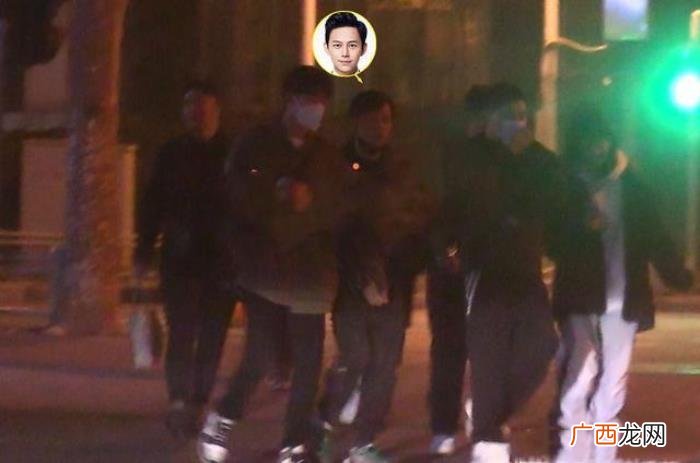 费启鸣几岁，网友扒出对方就是24岁的男星费启鸣
