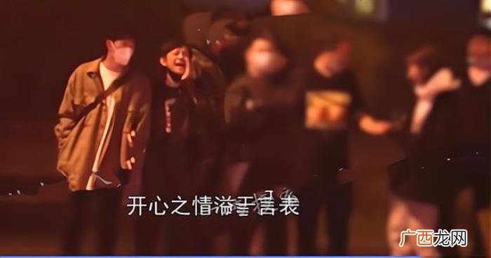 费启鸣几岁，网友扒出对方就是24岁的男星费启鸣