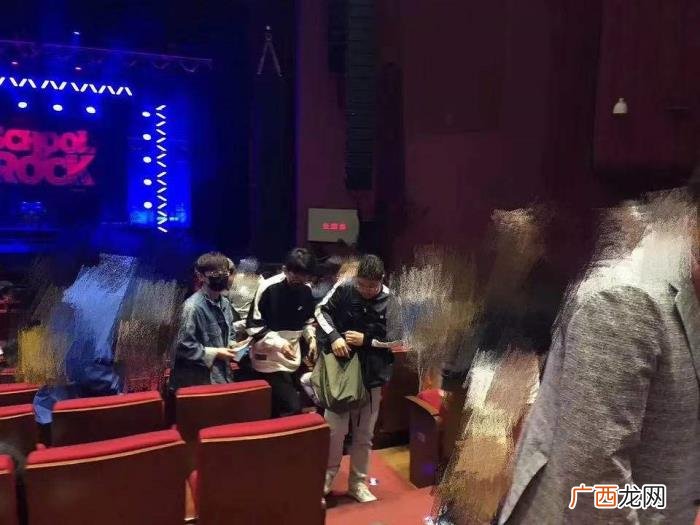 费启鸣几岁，网友扒出对方就是24岁的男星费启鸣