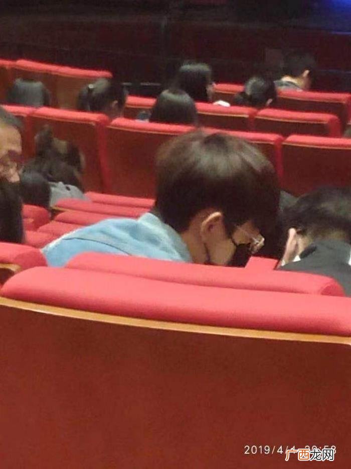费启鸣几岁，网友扒出对方就是24岁的男星费启鸣
