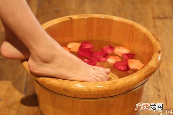 泡脚水温多少度合适泡脚出汗是什么原因