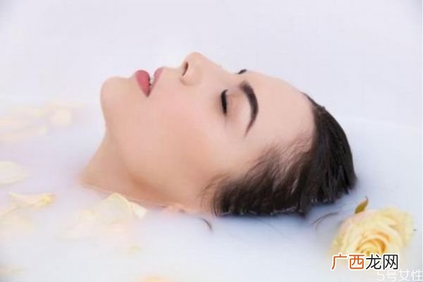 拿什么泡澡对身体好坚持泡澡一个月的变化