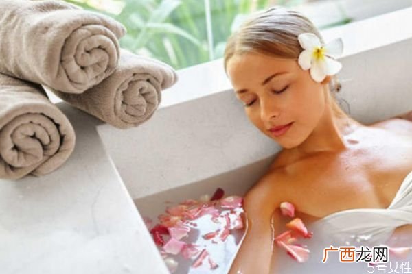 拿什么泡澡对身体好坚持泡澡一个月的变化
