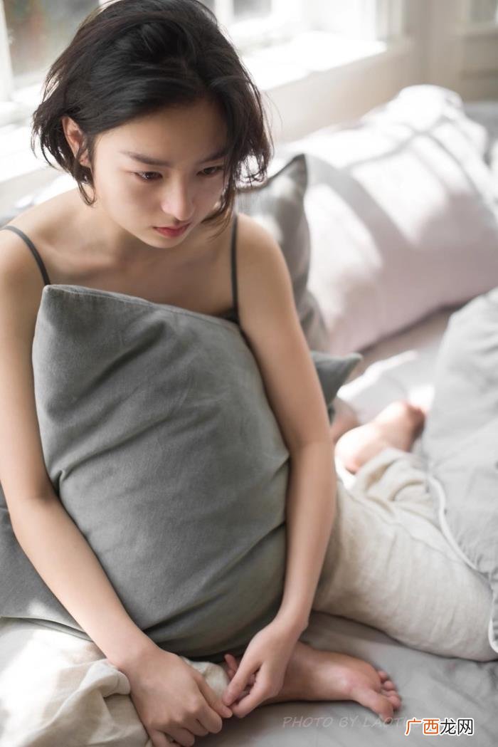 房间里的少女思念成灾 思念图片