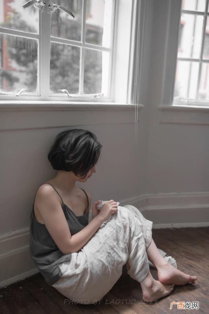 房间里的少女思念成灾 思念图片