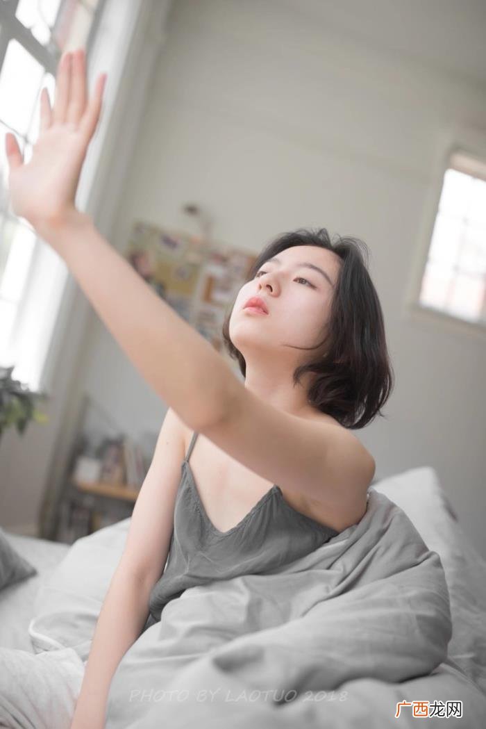 房间里的少女思念成灾 思念图片