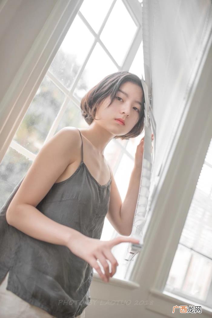 房间里的少女思念成灾 思念图片