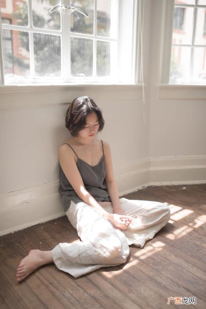房间里的少女思念成灾 思念图片