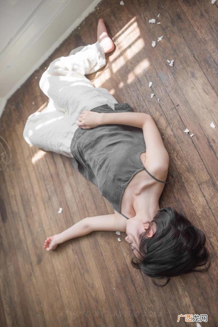 房间里的少女思念成灾 思念图片
