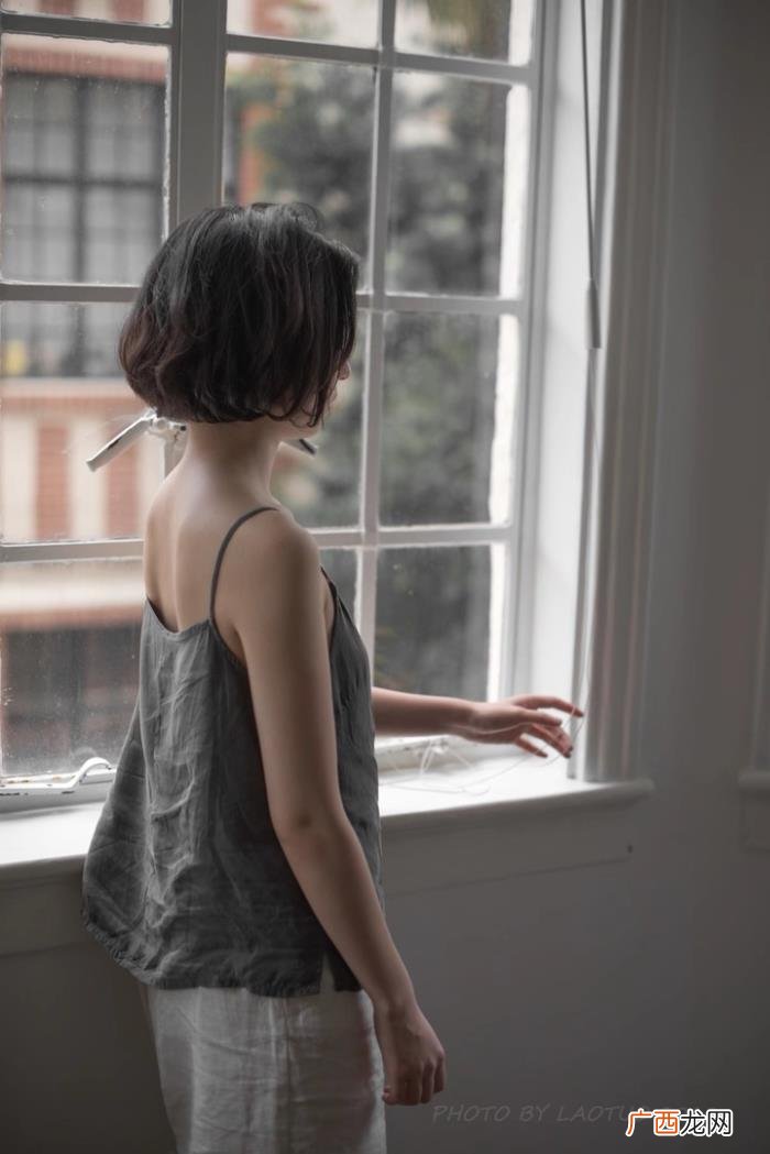 房间里的少女思念成灾 思念图片