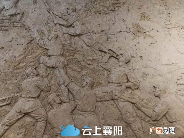 泥塑浮雕图片，襄阳古城西门将立大型泥塑浮雕