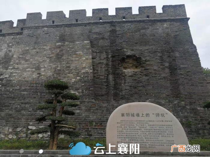泥塑浮雕图片，襄阳古城西门将立大型泥塑浮雕