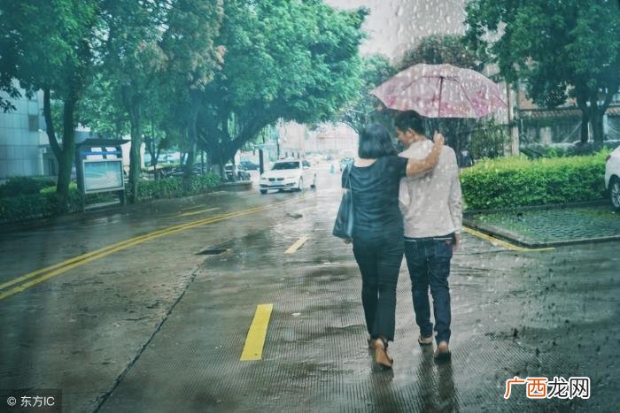 女孩靠近你暗示什么，女孩有意接近你的原因是什么