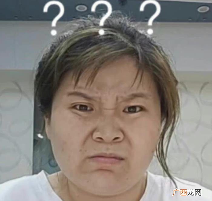 风小逸军装照，吃个桃桃风小逸晒军装照