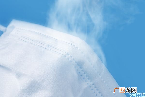 口罩能用酒精消毒吗口罩喷了酒精还能二次使用吗