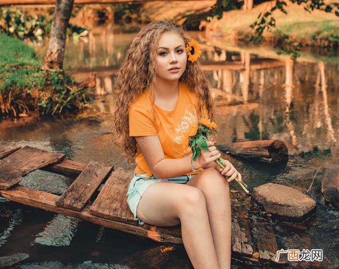 女孩真正暗恋你的表现，女人暗恋你的四个征兆