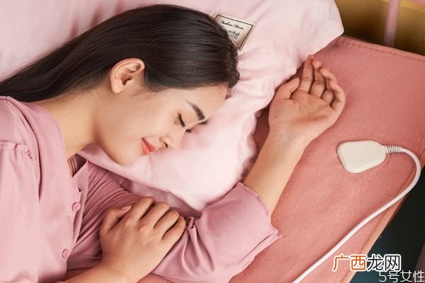 电热毯应该铺在哪一层电热毯如何清洗