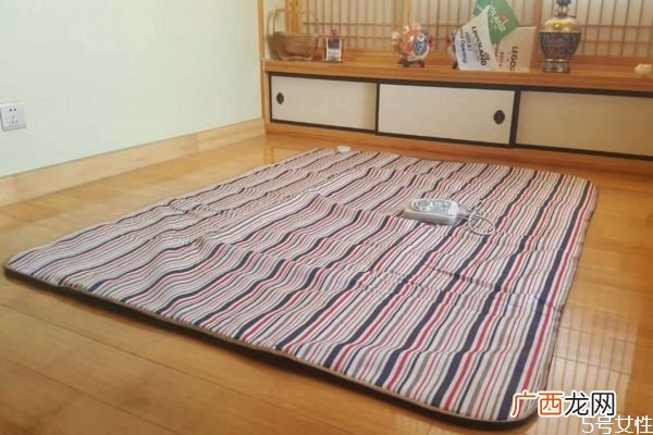 电热毯下面可以垫棉被吗电热毯可以开一晚上吗