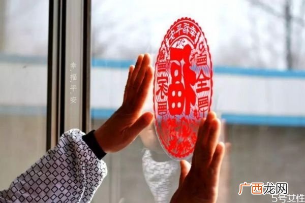 贴窗花正面朝屋里头还是朝外面过年窗花可以提前贴吗