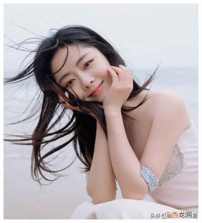 秦岚谭松韵，谭松韵秦岚同穿露肩装