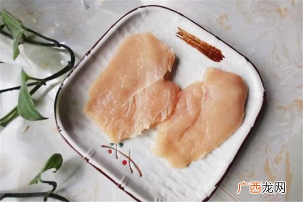 鸡肉切开有荧光绿能吃吗为什么鸡肉上有荧光绿物质