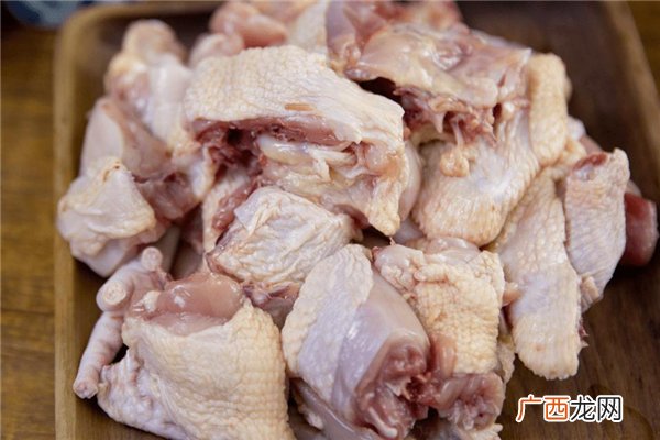 鸡肉切开有荧光绿能吃吗为什么鸡肉上有荧光绿物质