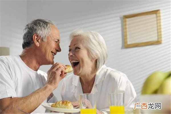 老人吃饭总噎着怎么回事如何防预老人噎食