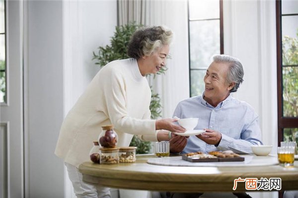 老人吃饭总噎着怎么回事如何防预老人噎食