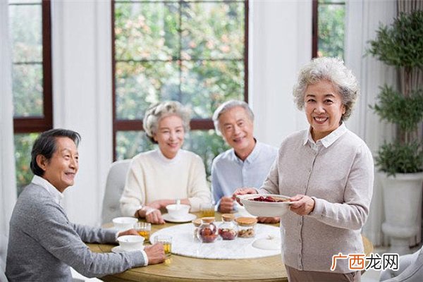 老人吃饭总噎着怎么回事如何防预老人噎食