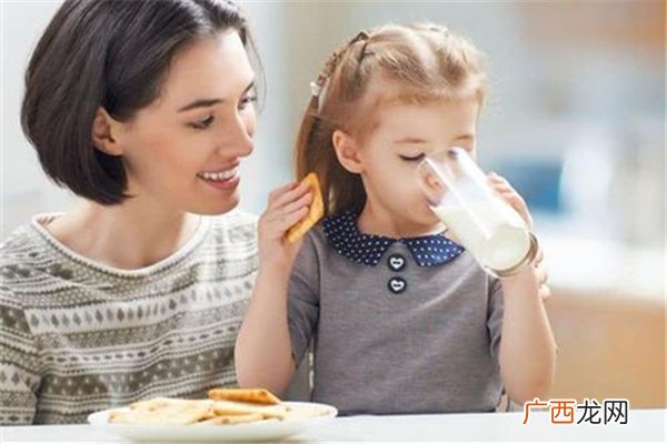 孩子睡前可以喝牛奶吗孩子睡前喝牛奶会影响长高吗