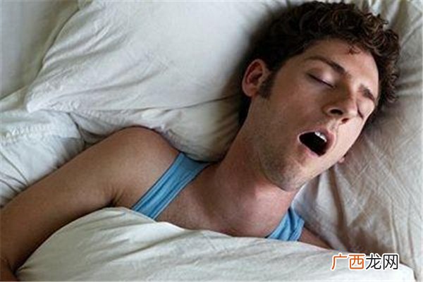 睡觉爱打呼噜是什么原因引起的睡觉打呼噜怎么治疗