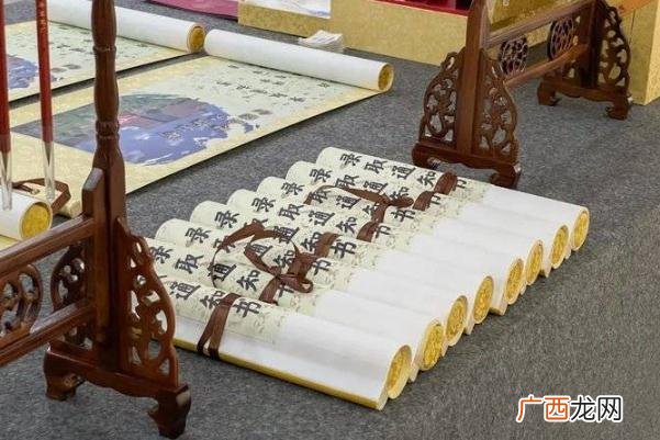 高校1.6米长卷轴式录取通知书寓意展开新的人生