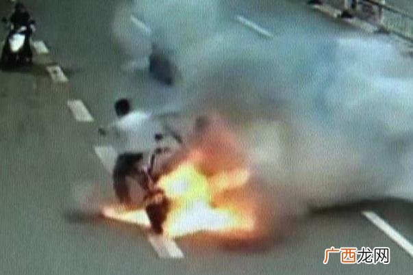 电瓶车行驶中爆燃烧伤女孩病危