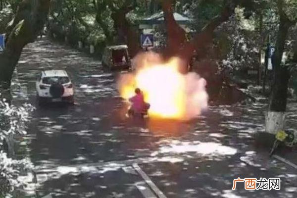 电瓶车行驶中爆燃烧伤女孩病危