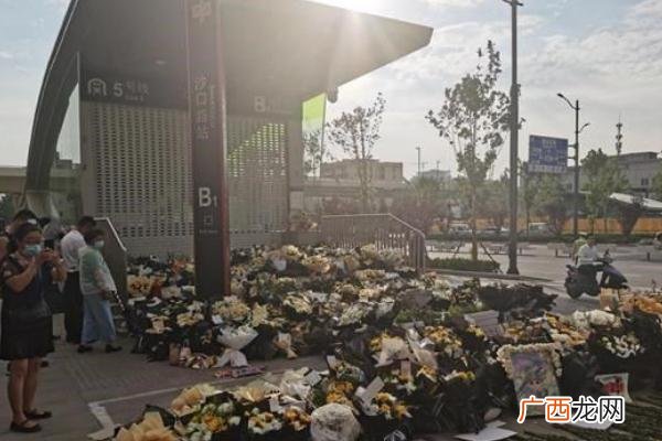 雨衣爸爸系郑州地铁遇难者父亲地铁是自动驾驶还是人工驾驶