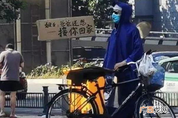 雨衣爸爸系郑州地铁遇难者父亲地铁是自动驾驶还是人工驾驶