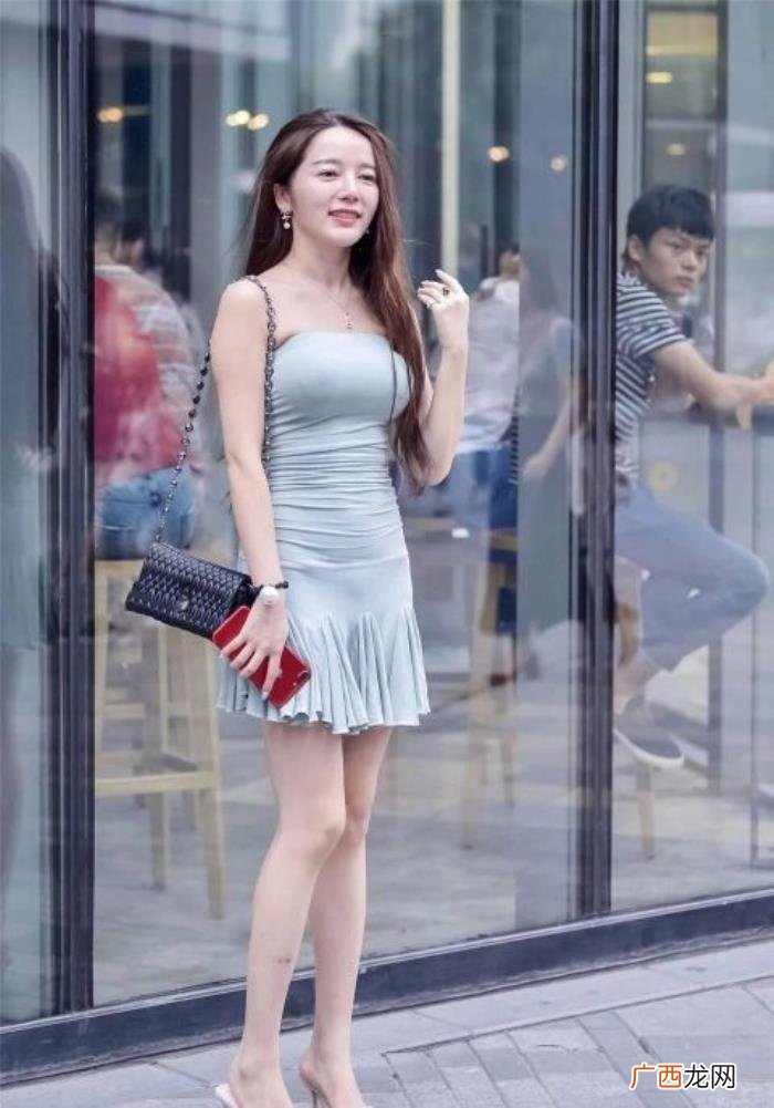 浅粉色纯色全粉图片，纯色包臀裙搭配淡粉色高跟凉鞋