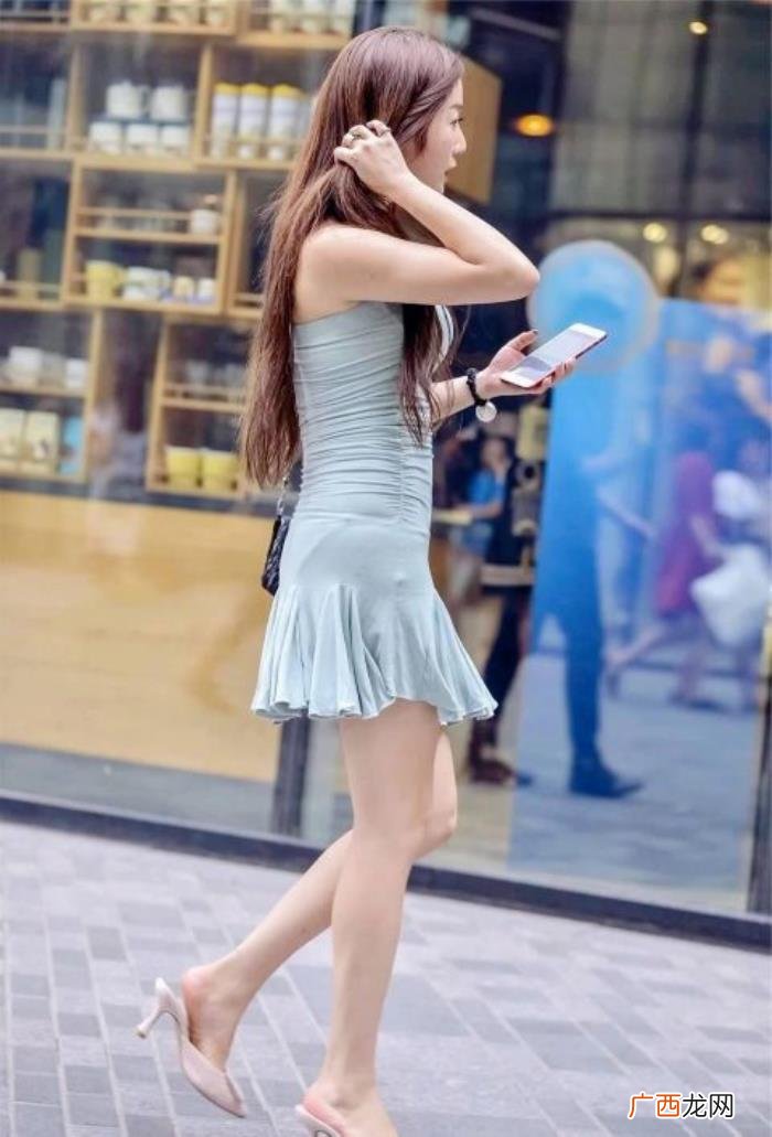 浅粉色纯色全粉图片，纯色包臀裙搭配淡粉色高跟凉鞋