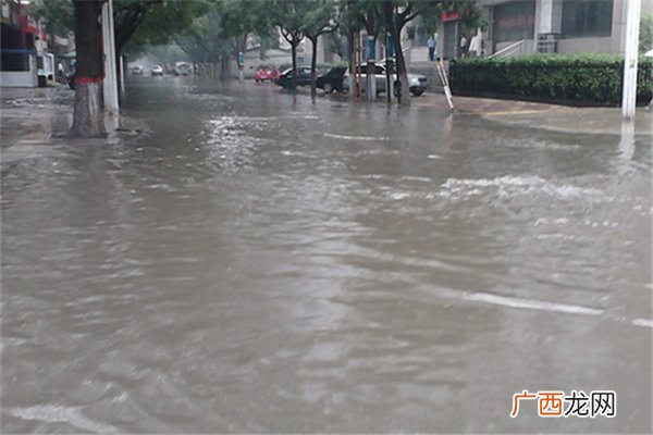 卫辉一大爷哽咽说自己家没了暴雨后会出现什么情况