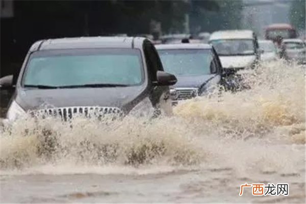 卫辉一大爷哽咽说自己家没了暴雨后会出现什么情况