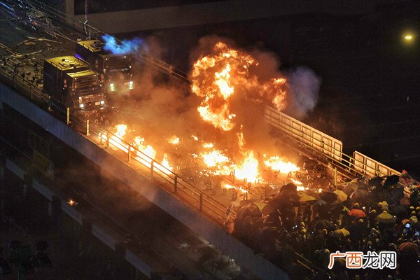 高楼起火居民搭人梯救出两名女童高楼起火如何自救逃生