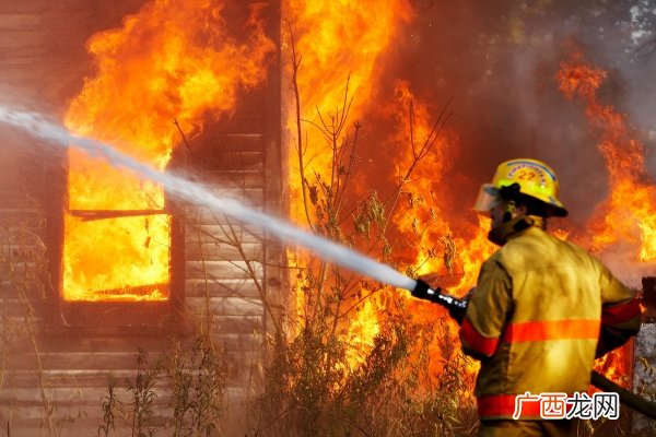 高楼起火居民搭人梯救出两名女童高楼起火如何自救逃生