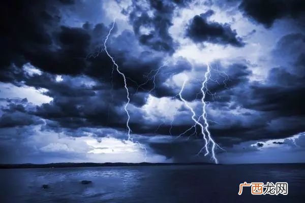 550只羊吃草时被雷瞬间劈死雷电天气注意什么
