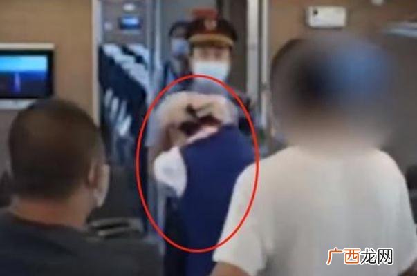男子高铁拒戴口罩殴打13人被行拘随意殴打他人怎么处理