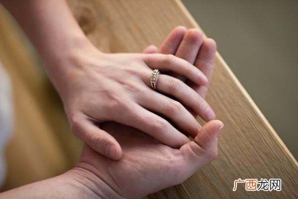 男子出车祸接孕妻电话求消防别出声妻子怀孕丈夫应该做什么