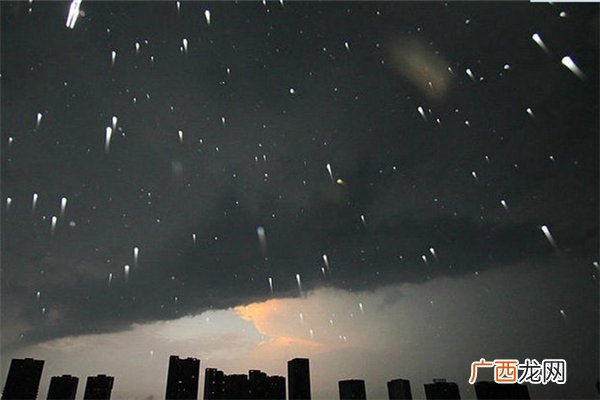 湖北暴雨后上万件包裹被淹暴雨来临如何防范