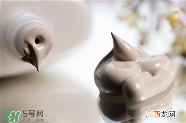 粉底液用了脸会暗沉吗 粉底液用久了皮肤好吗